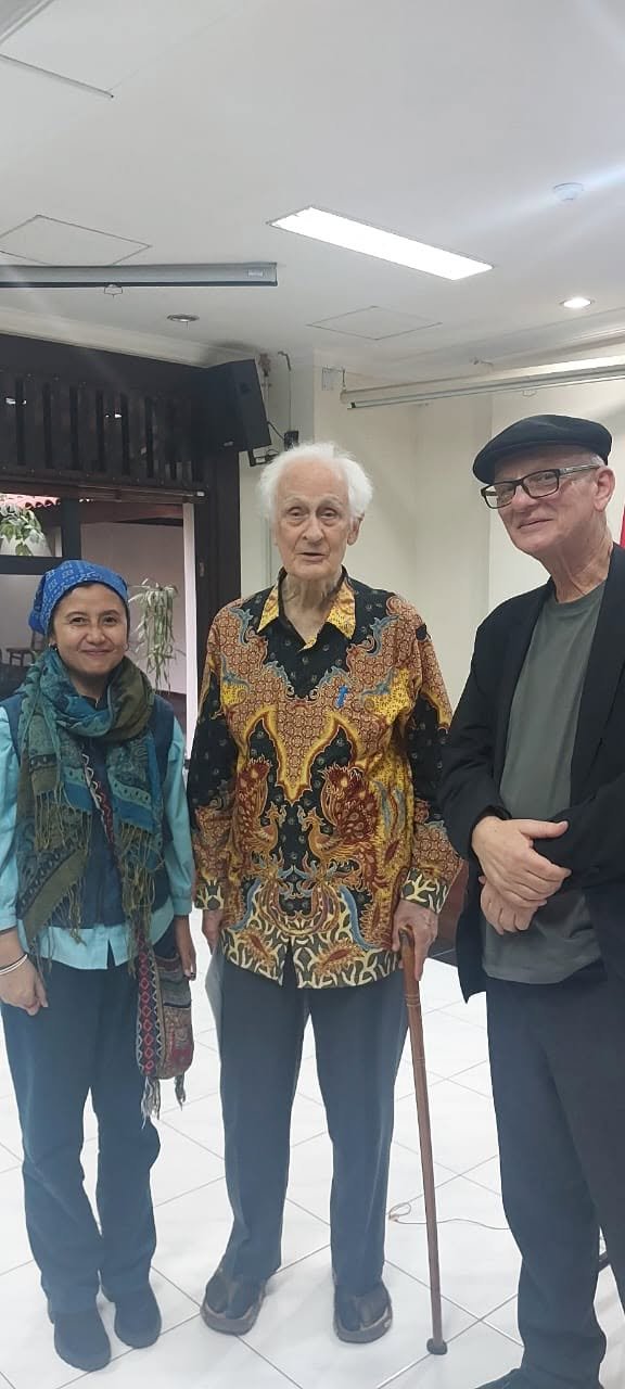Tim Adroit bersama narasumber dalam busana batik